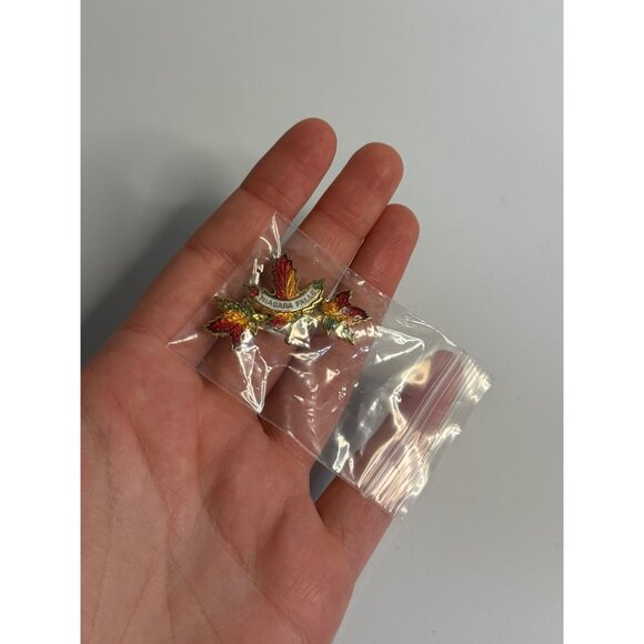 Vintage Niagara Falls Canada Enamel Maple Leaf Brooch Autumn Souvenir Pin 1.5" - Picture 2 of 4